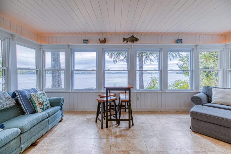 White Lobster Cottage House in Moosehead Lake