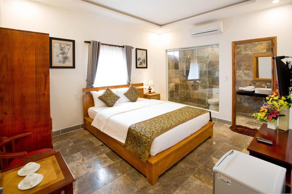 Bed, Photo of the whole room, Bedroom, Guests, City view, children, young children, older children, group of guests, Family
