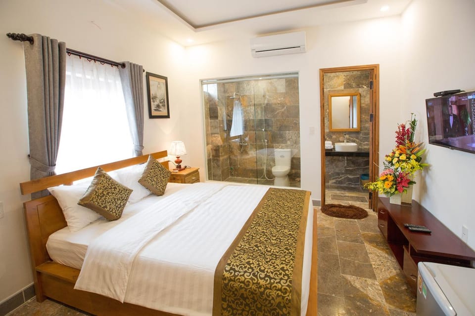 Bed, Photo of the whole room, Bedroom, Guests, City view, River view, children, young children, older children, group of guests, Family