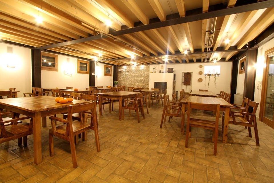 Restaurant/places to eat, Banquet/Function facilities, Seating area