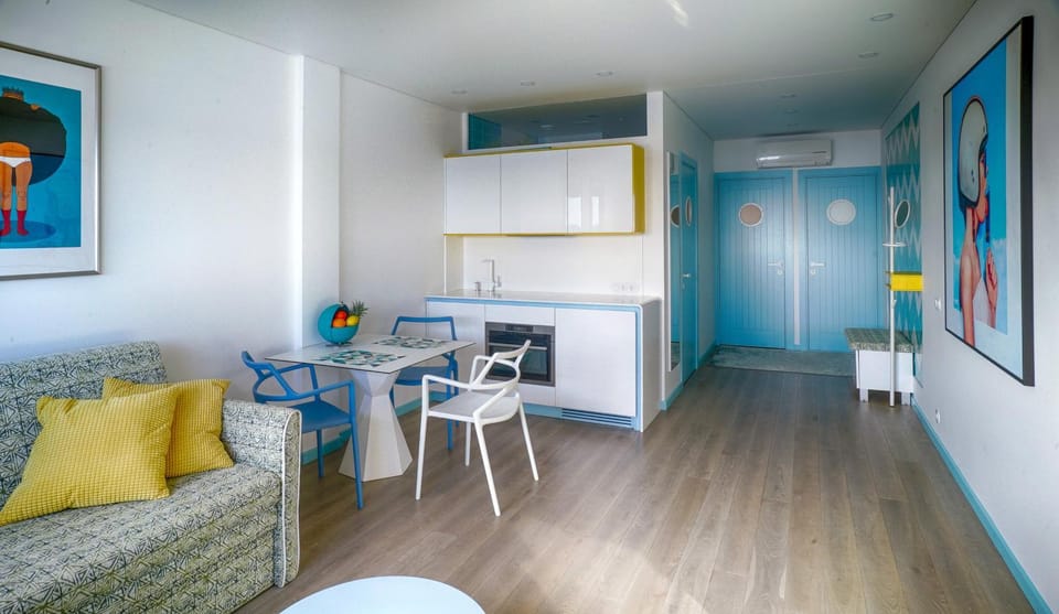 Kitchen or kitchenette, Living room, Seating area