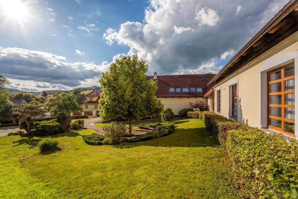 Property building, Neighbourhood, Garden, Parking