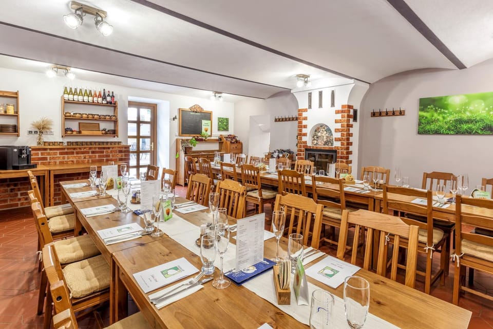 Restaurant/places to eat, Food and drinks, Food, Breakfast, Buffet breakfast, Drinks, Alcoholic drinks, Non alcoholic drinks, fireplace