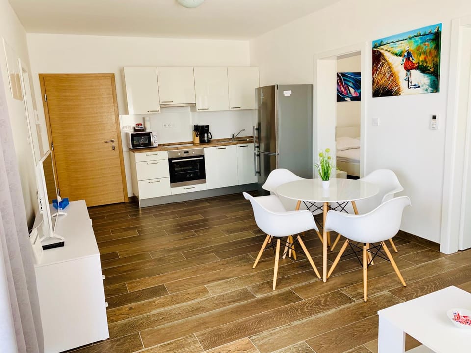 Kitchen or kitchenette, Dining area