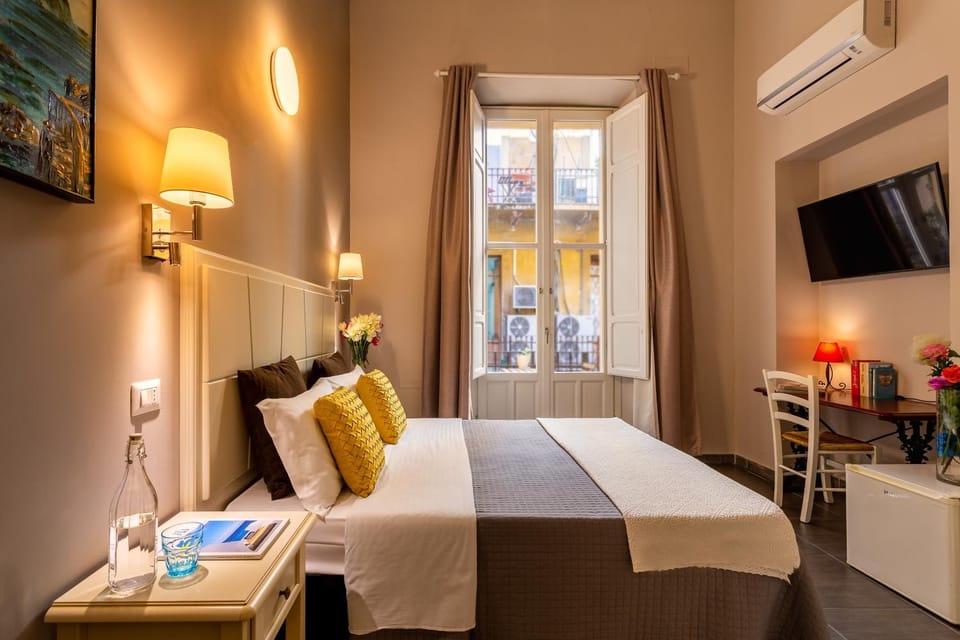 Bed, TV and multimedia, View (from property/room), Photo of the whole room, Decorative detail, Bedroom, air conditioner