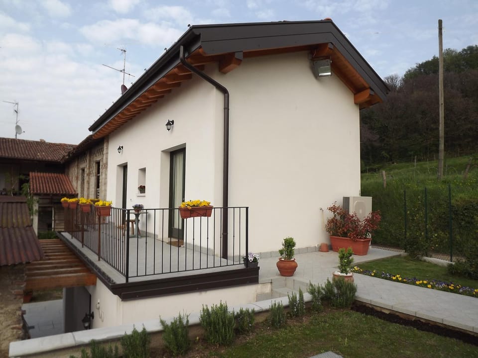 Facade/entrance, Balcony/Terrace