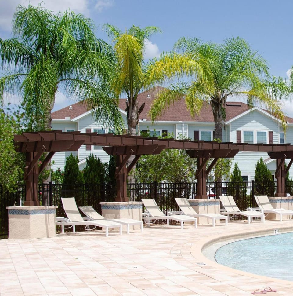 Amazing townhouse fits 10 in gated community 10 min to Disney! House in Four Corners