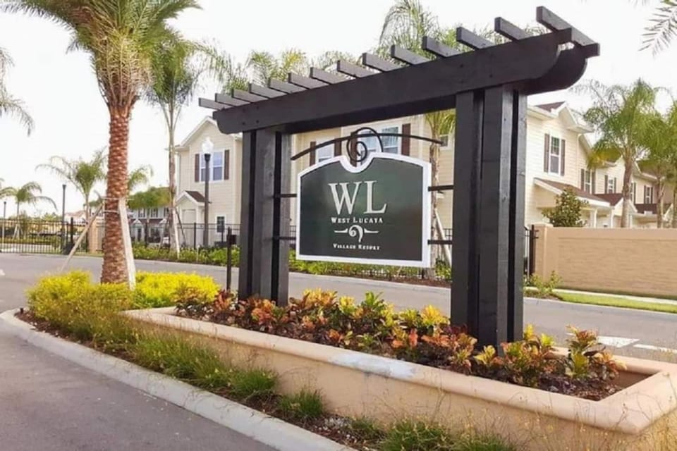 Amazing townhouse fits 10 in gated community 10 min to Disney! House in Four Corners
