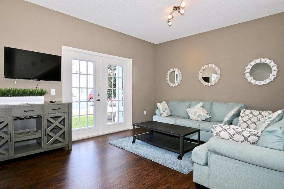 Amazing townhouse fits 10 in gated community 10 min to Disney! House in Four Corners