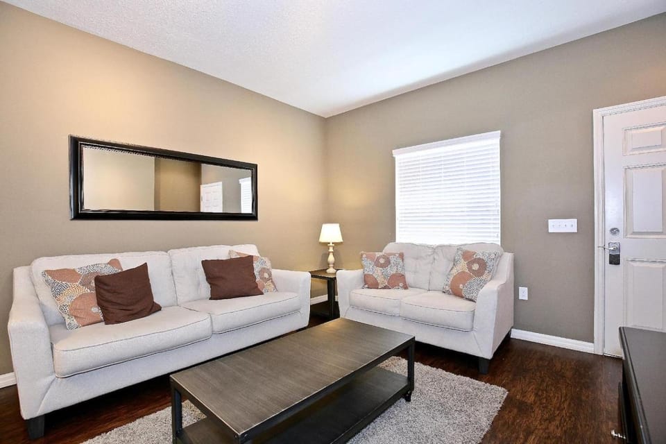 3 Bedroom townhouse fits 8, 10' to Disney parks! House in Four Corners