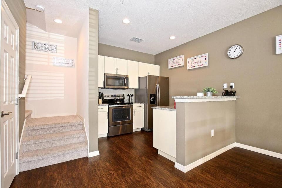 3 Bedroom townhouse fits 8, 10' to Disney parks! House in Four Corners