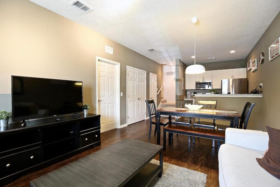 3 Bedroom townhouse fits 8, 10' to Disney parks! House in Four Corners