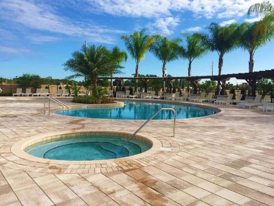 3 Bedroom townhouse in luxury Resort, sleeps 8, 10 min to Disney! House in Four Corners