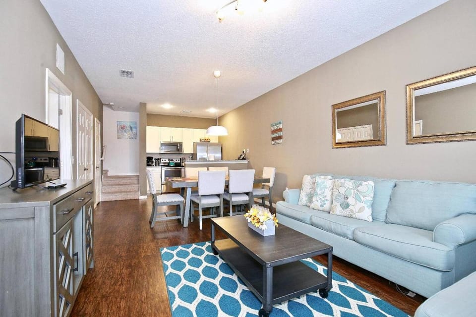 Fantastic Townhouse in Lux community sleeps 8, 10' to Disney!! House in Four Corners