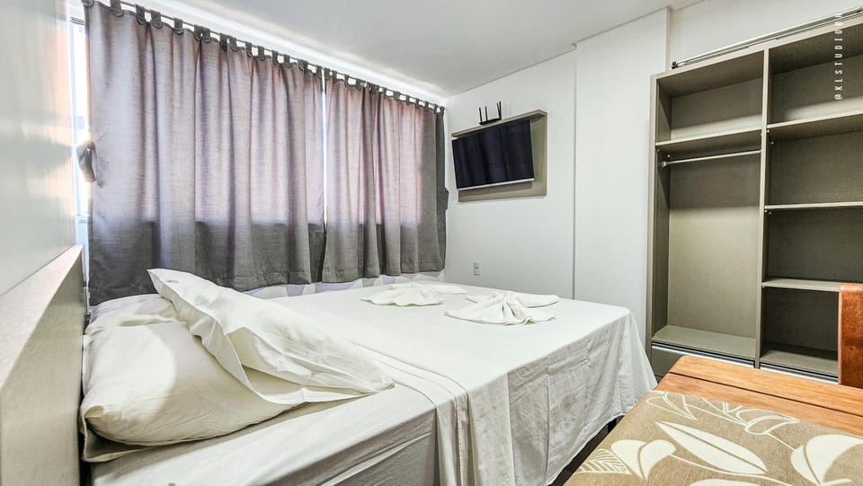 Bed, TV and multimedia, Photo of the whole room, Bedroom, towels, wardrobe