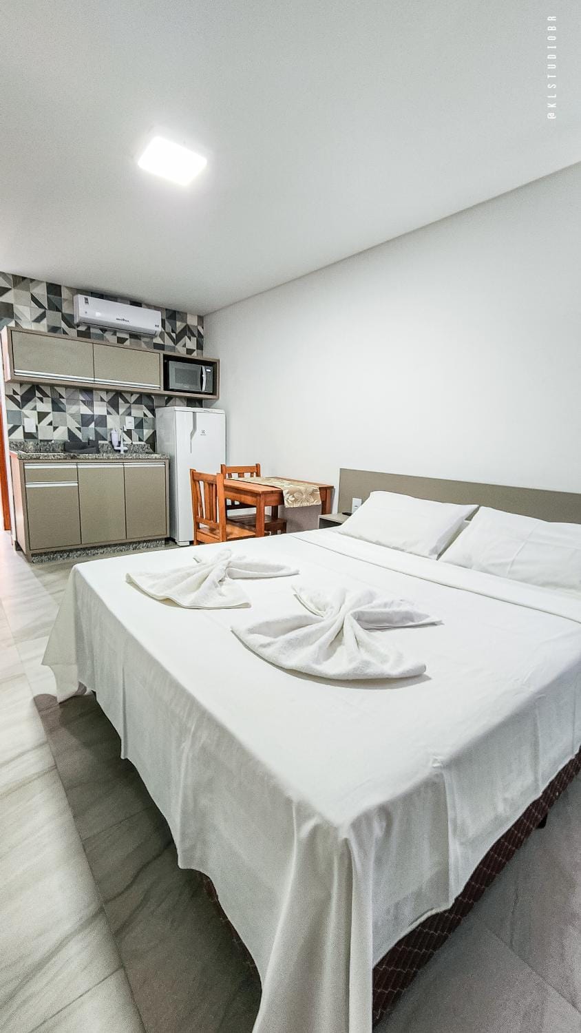 Bed, Kitchen or kitchenette, Photo of the whole room, Dining area, Bedroom