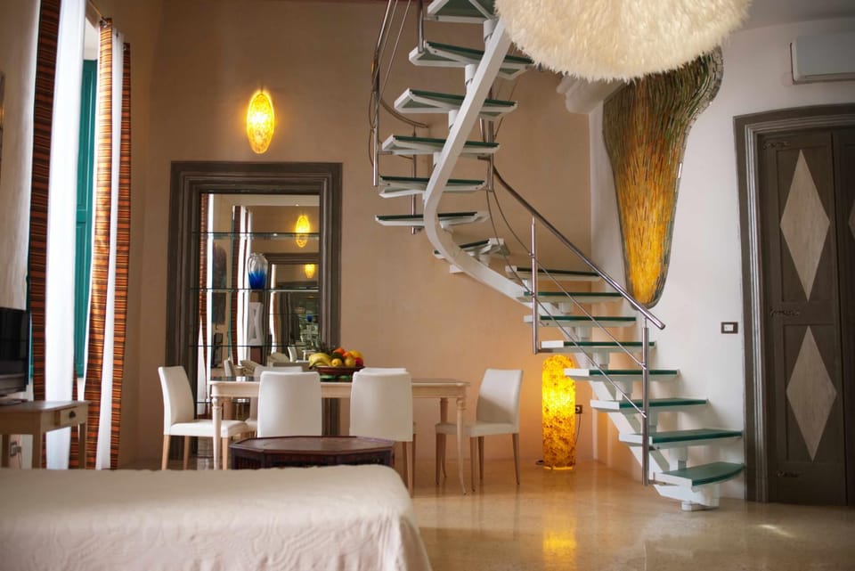 Photo of the whole room, Decorative detail, Dining area