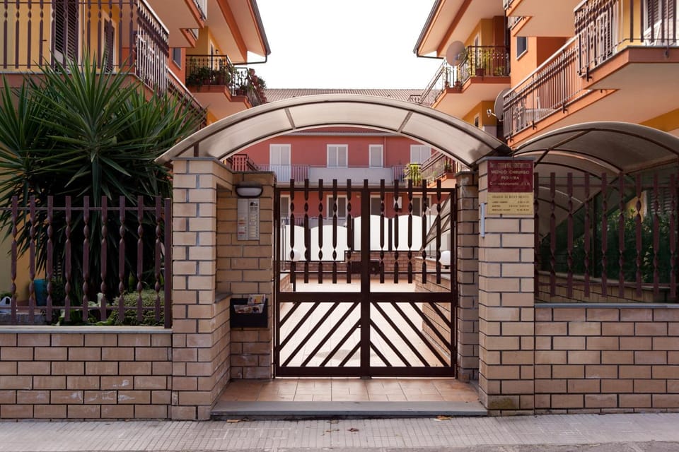 Facade/entrance