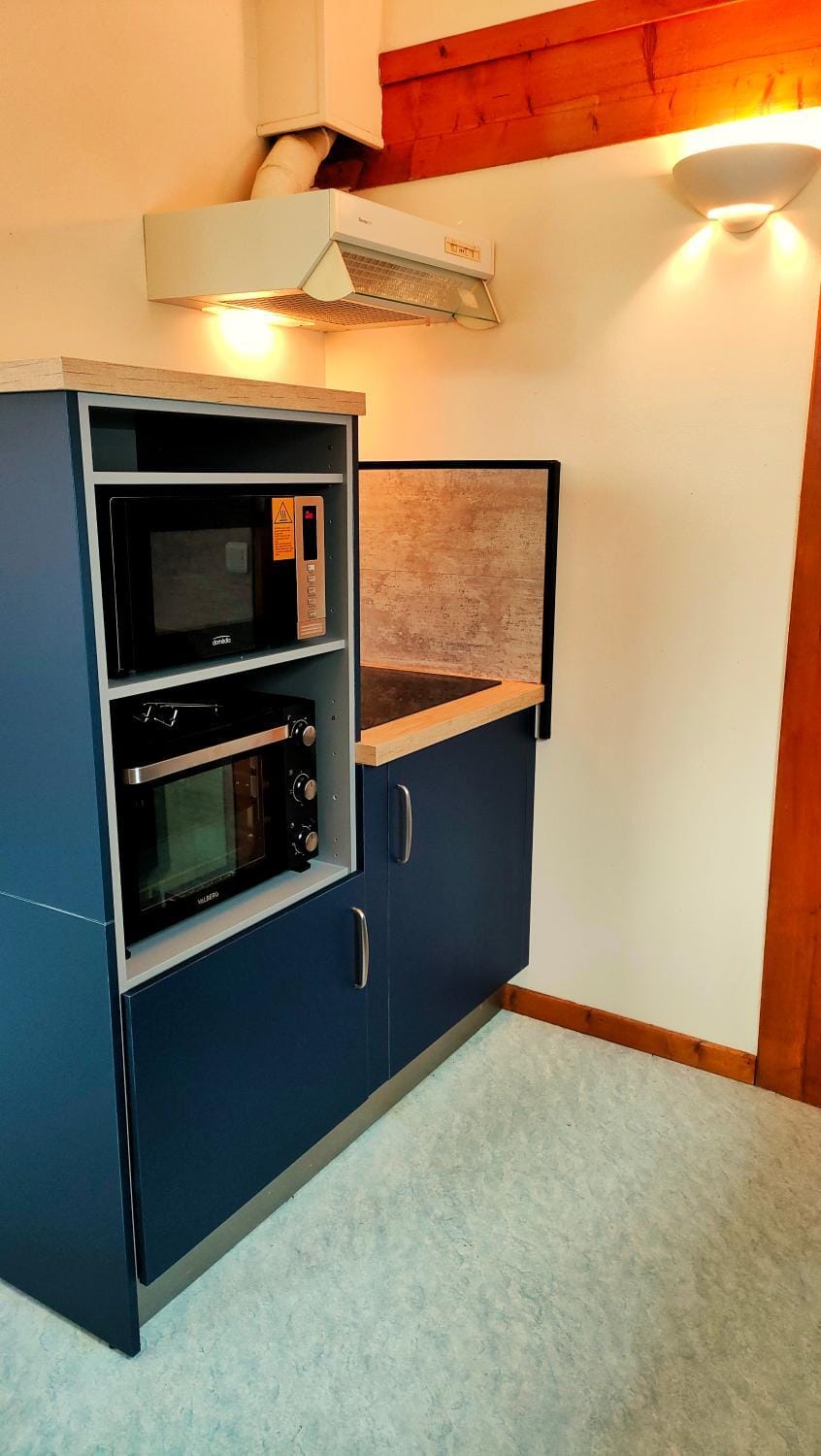 Kitchen or kitchenette, oven