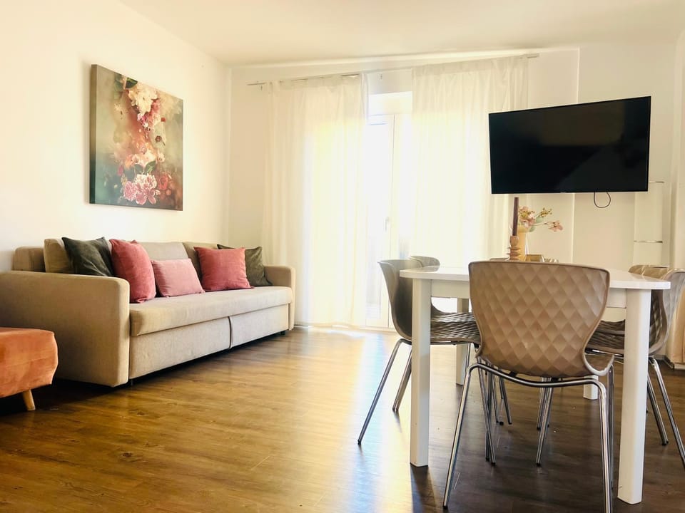 Communal lounge/ TV room, TV and multimedia, Living room, Seating area, Dining area