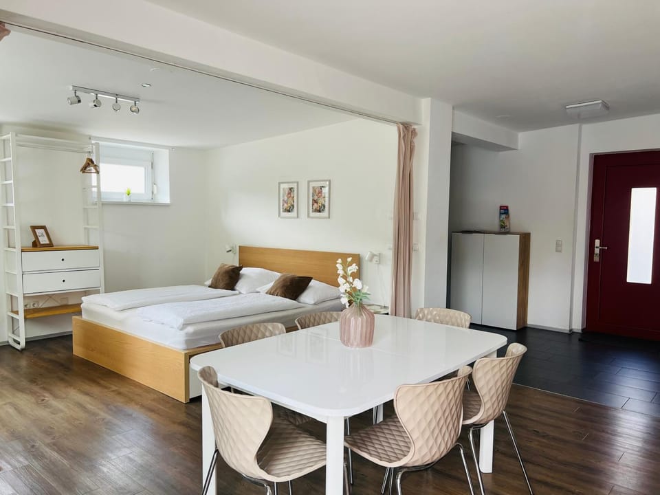 Bed, Living room, Photo of the whole room, Seating area, Dining area, Bedroom