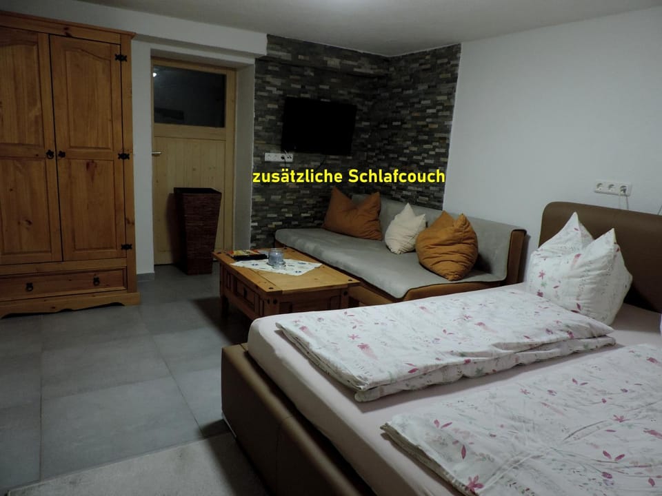 TV and multimedia, Living room, Photo of the whole room, Decorative detail, Decorative detail, Bedroom, Family, internet, internet, locker, locker