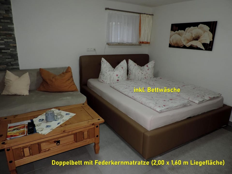 Bed, Living room, Photo of the whole room, Decorative detail, Bedroom, Lake view, Family, internet, locker