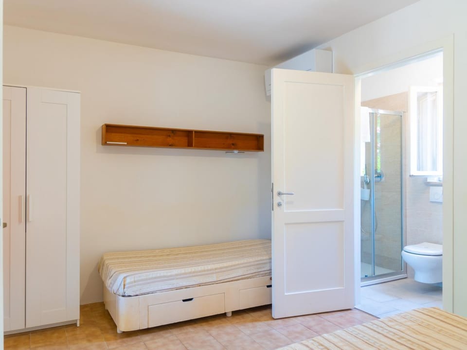 Toilet, Bed, Photo of the whole room, Bedroom