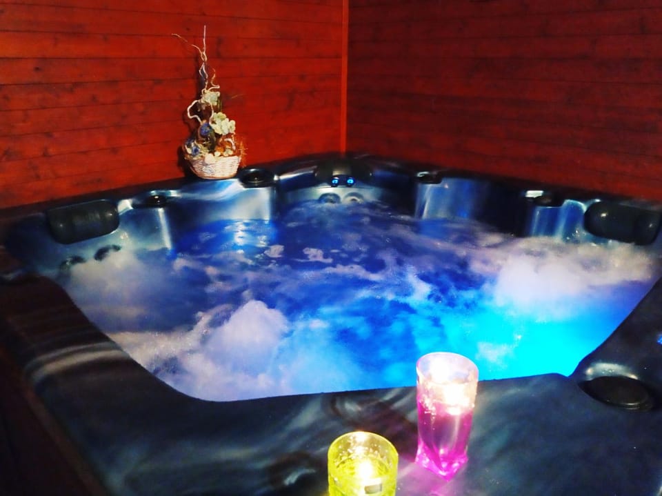 Hot Tub, Swimming pool