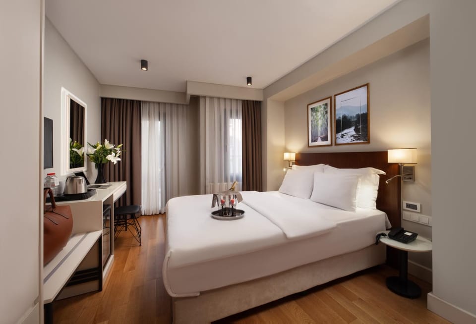 Balcony/Terrace, Bedroom, City view, internet, room service