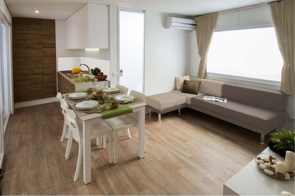 Kitchen or kitchenette, Living room, Seating area, Dining area
