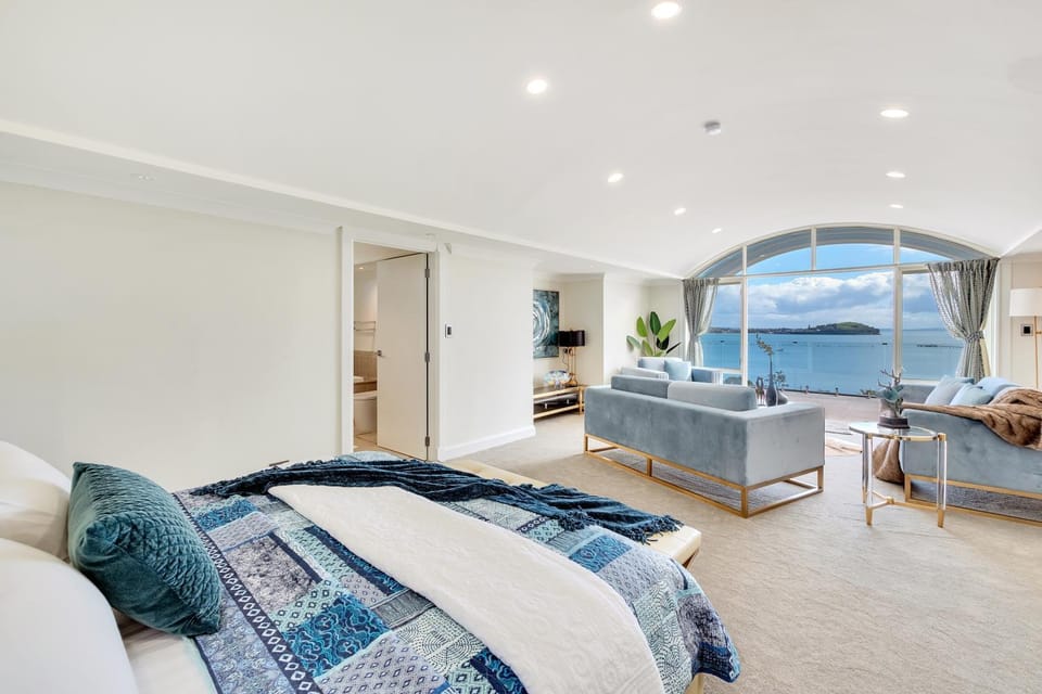 Shower, Toilet, Patio, Bed, Garden, Bathroom, Balcony/Terrace, Balcony/Terrace, Lounge or bar, Decorative detail, Seating area, Beach, Bedroom, City view, Garden view, Landmark view, Mountain view, Pool view, Sea view, Swimming pool, Swimming pool, Bath