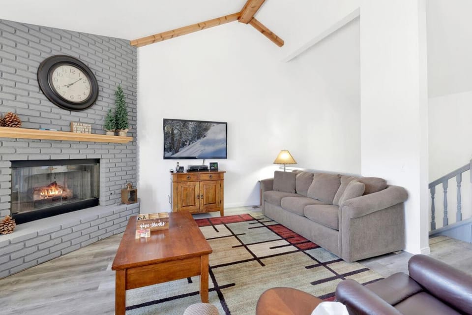Sunny Side Up - Golf & Ski Townhouse at Bear Mountain Resorts House in Big Bear
