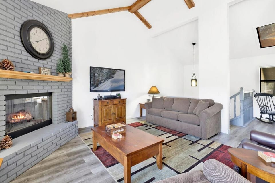 Sunny Side Up - Golf & Ski Townhouse at Bear Mountain Resorts House in Big Bear