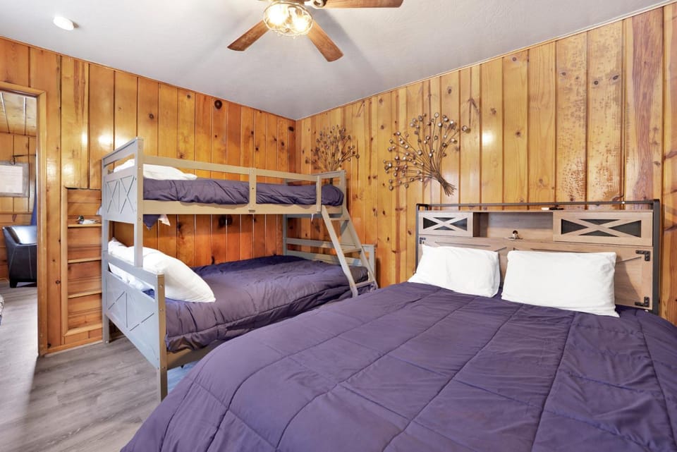 Bed, Photo of the whole room, Bedroom, bunk bed, fireplace