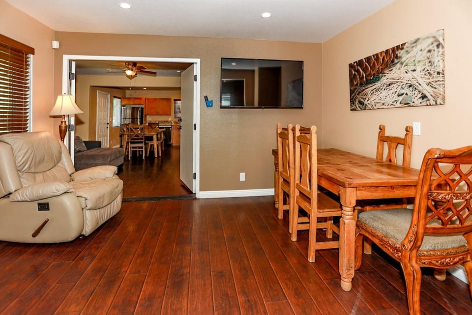 Seating area, Dining area