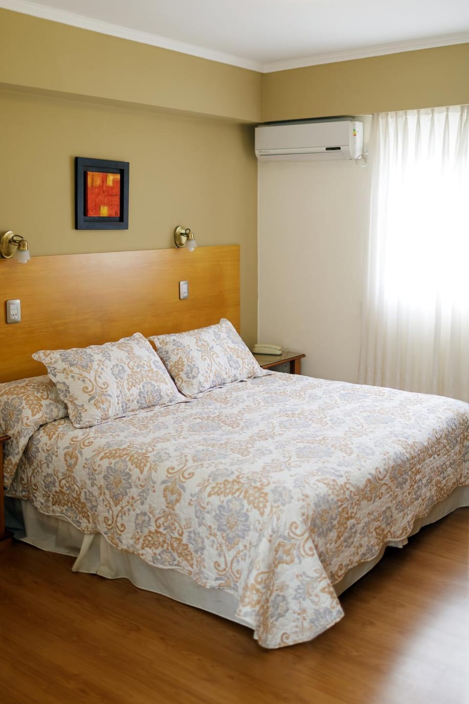 Photo of the whole room, Decorative detail