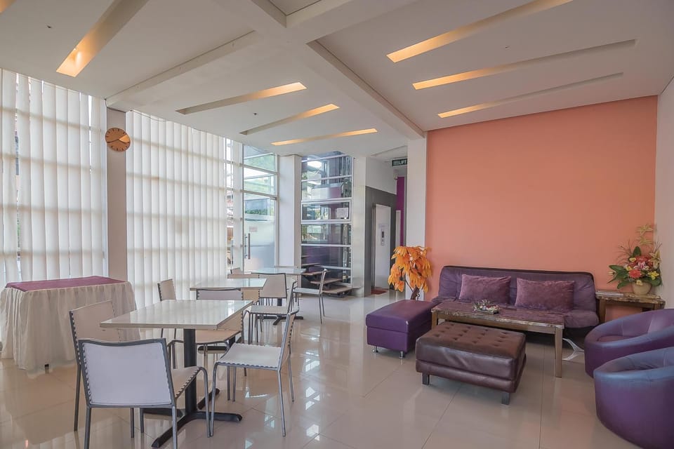 RedDoorz plus near Pelabuhan Bitung Hotel in Indonesia
