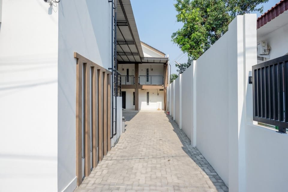 RedDoorz Plus Syariah near Stasiun Tegal 2 Bed and Breakfast in Indonesia
