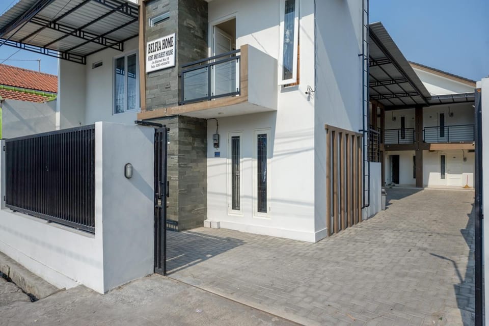 RedDoorz Plus Syariah near Stasiun Tegal 2 Bed and Breakfast in Indonesia