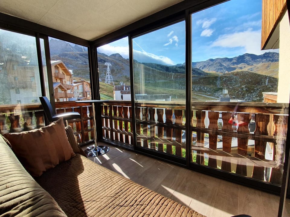 Bedroom, Mountain view