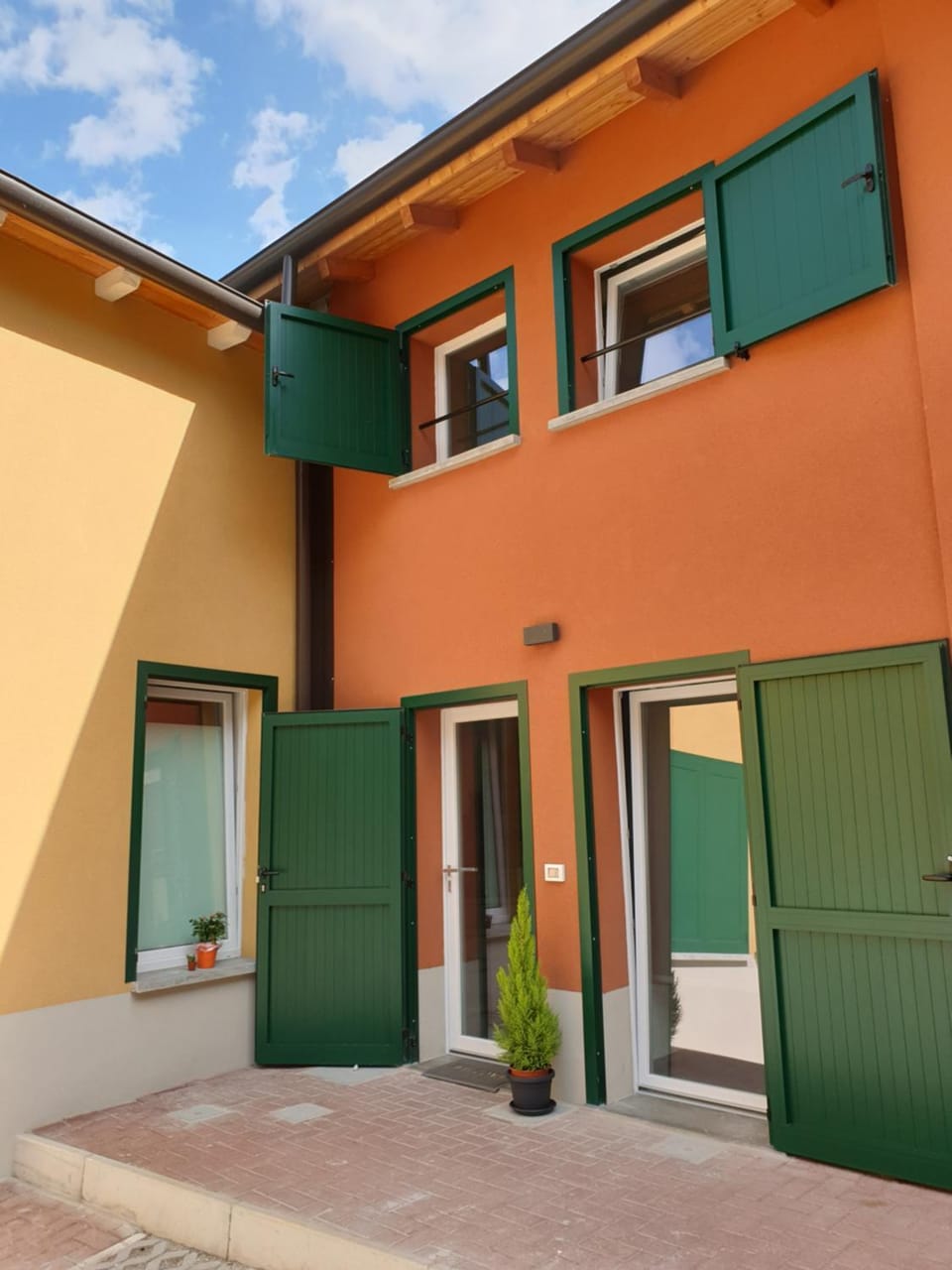 Facade/entrance