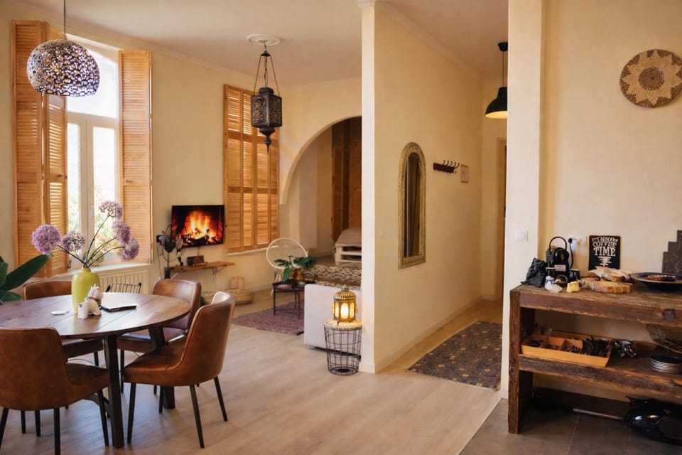 Kitchen or kitchenette, Living room, Seating area, Dining area