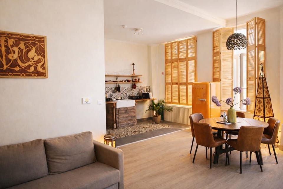 Kitchen or kitchenette, Living room, Seating area, Dining area