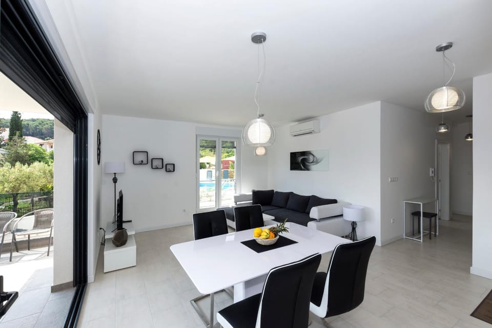 TV and multimedia, Kitchen or kitchenette, Living room, Seating area, Dining area