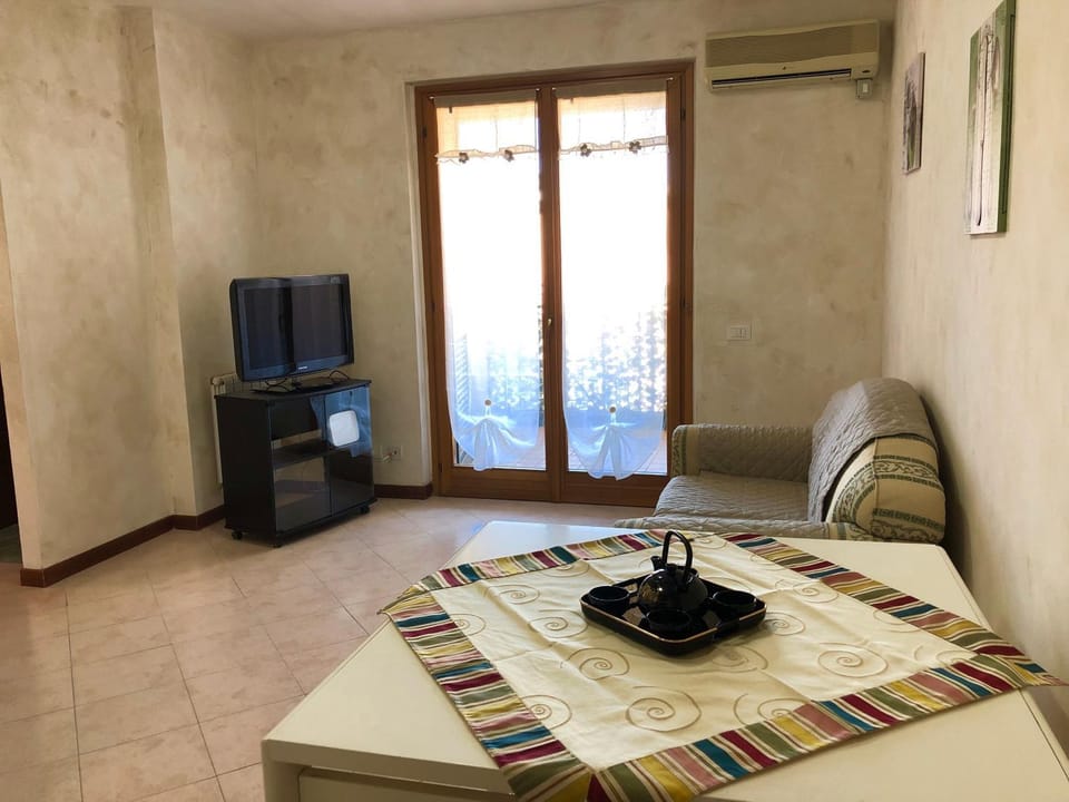 TV and multimedia, Living room, Seating area, Dining area