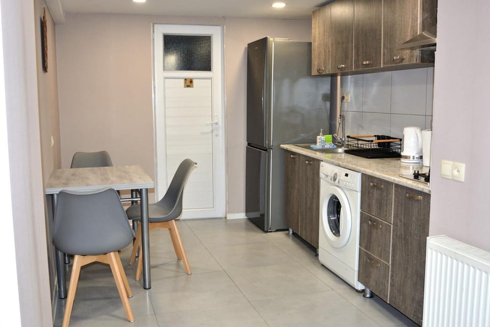 Kitchen or kitchenette, Dining area, oven