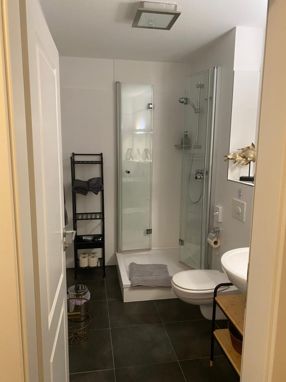 Helle Souterrainwohnung mit Komfort Apartment in Munich