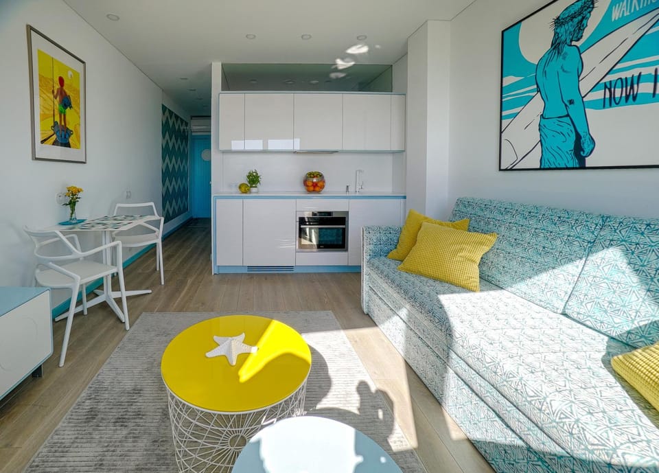 Bed, Kitchen or kitchenette, Living room, Photo of the whole room, Seating area, Bedroom