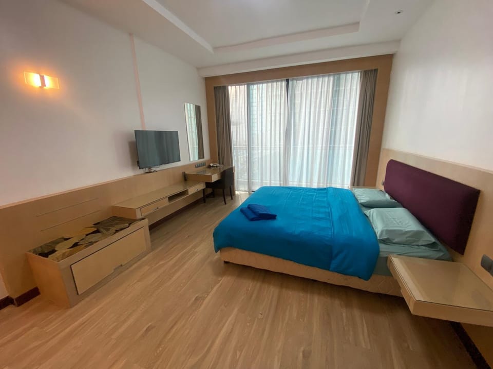 Bed, TV and multimedia, Photo of the whole room, Bedroom